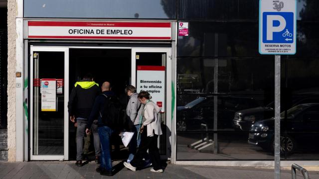 Varias personas entran a una oficina del SEPE, en Madrid.